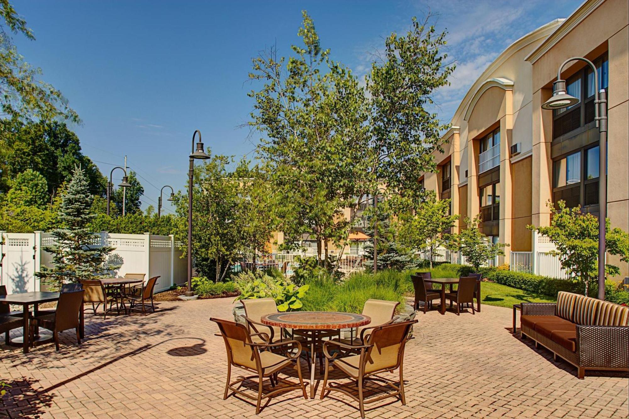 Courtyard Montvale Hotel Exterior photo